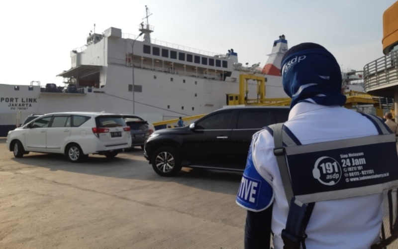Petugas ASDP mengatur kendaraan pribadi yang akan masuk ke dalam kapal Port Link di pelabuhan penyeberangan Merak, Banten Jumat (31/5/2019) - Bisnis/David Eka Issetiabudi