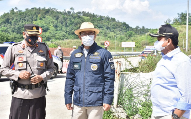 Gubernur Jawa Barat Ridwan Kamil bersama Bupati Sumedang Dony Ahmad Munir meninjau Jalan Tol Cileunyi-Sumedang-Dawuan (Cisumdawu) di Kabupaten Sumedang, Minggu (24/4 - 2022).