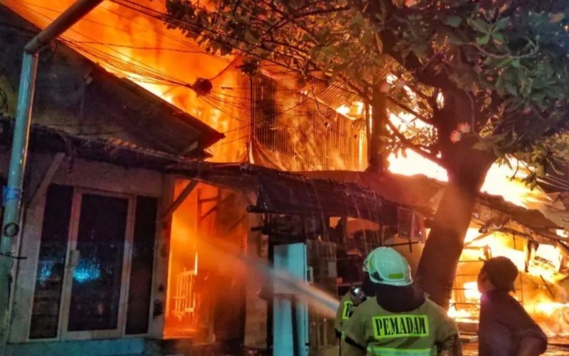 Pemadam kebakaran memadamkan api di area yang terbakar saat kebakaran di Pasar Gembrong, Minggu (24/4/2022). - Antara