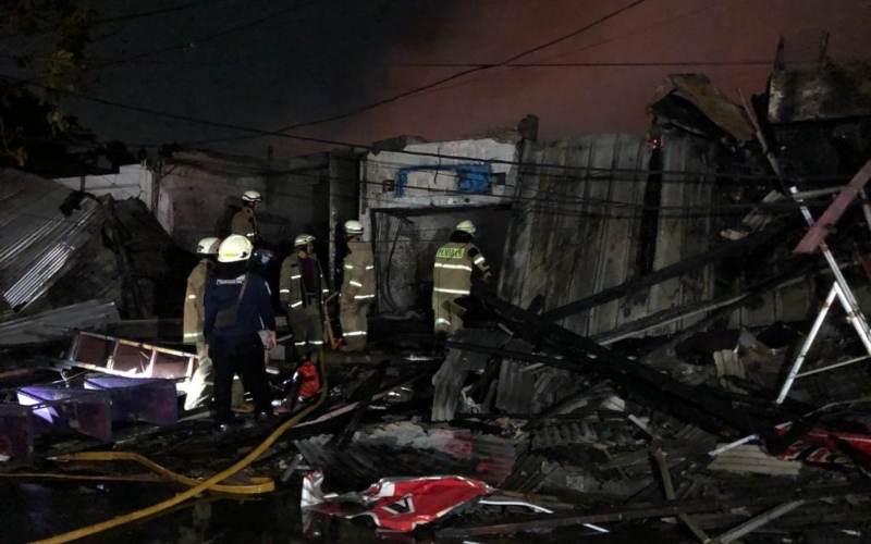 Petugas pemadam kebaaran tengah berupaya menjinakkan api yang melahap Pasar Gembong pada Minggu (24/4/2022). Bisnis - Muhammad Ridwan