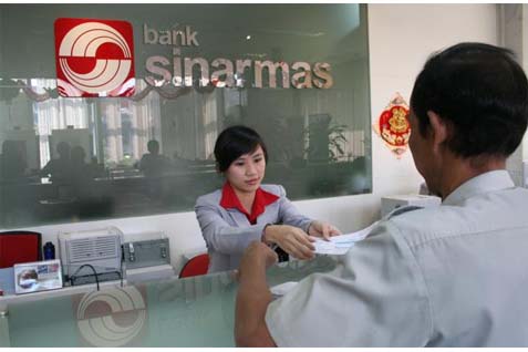 Karyawan Front Desk Bank Sinarmas Melayani Pelanggan. - bisnis.com