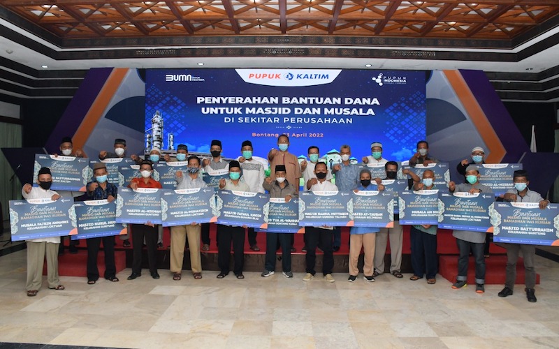 PT Pupuk Kalimantan Timur (PKT) menyalurkan bantuan pembangunan dan operasional bagi 16 Masjid dan 3 Musala sekitar perusahaan senilai Rp140 Juta, yang tersebar di enam Kelurahan Kota Bontang. - JIBI/Istimewa