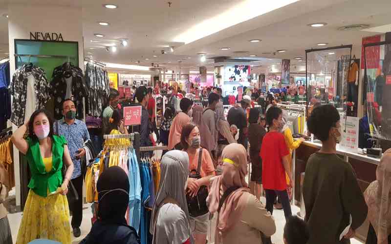 Suasana kunjungan Departemen Store di Plaza Surabaya atau Delta Plaza pada Minggu (24/4 - 2022). Bisnis / Peni Widarti
