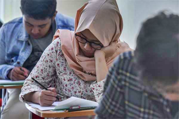 Ilustrasi Peserta mengikuti ujian masuk perguruan tinggi keagamaan islam negeri (UM-PTKIN 2022)  - Antara/Hafidz Mubarak A