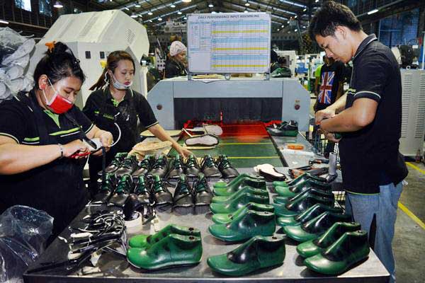 Pekerja menyelesaikan pembuatan sandal dan sepatu di PT Aggiomultimex, Sidoarjo, Jawa Timur, Senin (25/9). - ANTARA/Umarul Faruq