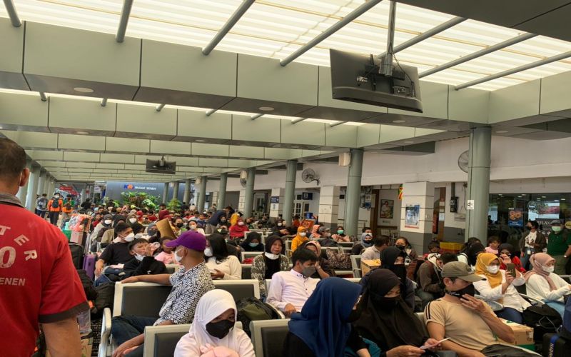 Para penumpang memadati Stasiun Pasar Senen, Jakarta Pusat, Senin (25/4/2022). - Szalma Fatimarahma