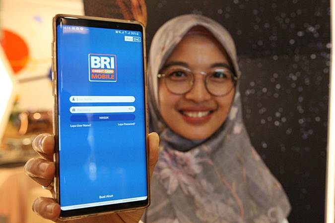 Karyawati PT Bank Rakyat Indonesia Tbk memperlihatkan aplikasi BRI Credit Card Mobile saat diluncurkan di Jakarta, Selasa (18/6/2019). - Bisnis/Dedi Gunawan
