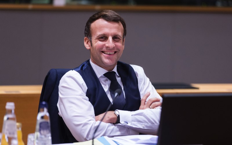 Presiden Prancis Emmanuel Macron tersenyum di sela-sela pertemuan para pemimpin Uni Eropa di Brussels, Belgia, Jumat (11/12/2020). - Bloomberg/Thierry Monasse