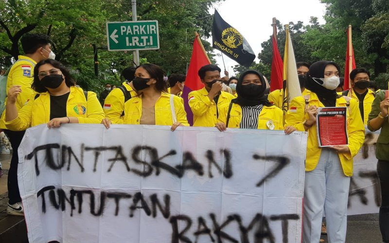 Sejumlah mahasiswa dari berbagai kampus mulai berdatangan di kawasan Monas, Jakarta Pusat, Senin (21/4/2022). Mereka bergabung dalam BEM UI dan AMI menggelar demo di sekitar Istana Negara. JIBI - Bisnis/Pernita Hestin Untari
