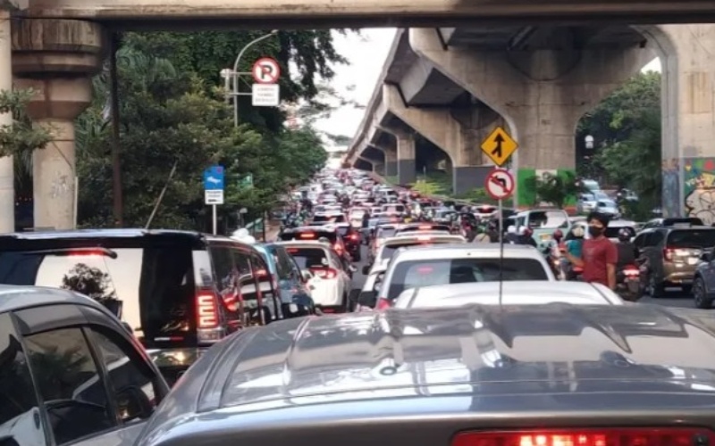 Kepadatan arus lalu lintas di Jalan Raya Casablanca, Jakarta Selatan, Jumat (15/4/2022). - Antara