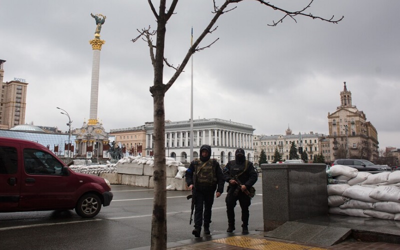 Pasukan Ukraina berjaga-jaga di wilayah ibu kota Kyiv - NPR.com