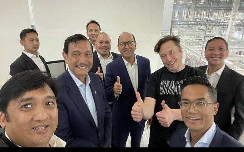 Menteri Koordinator Bidang Kemaritiman dan Investasi (Menko Marves) Luhut Binsar Pandjaitan bertemu dengan CEO Tesla Inc. Elon Musk - Instagram Anindya Bakrie.
