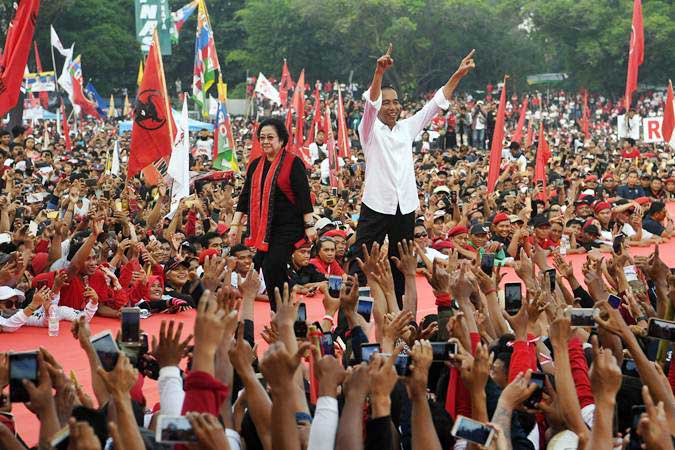 Calon Presiden nomor urut 01 Joko Widodo (kanan) bersama Ketua Umum PDI Perjuangan Megawati Soekarnoputri (kiri) menyapa pendukung saat kampanye akbar di Solo, Jawa Tengah, Selasa (9/4/2019). - ANTARA/Wahyu Putro A
