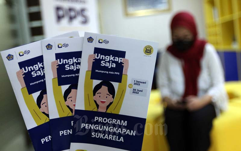 Wajib pajak mencari informasi mengenai program PPS di salah satu kantor pelayanan pajak pratama di Jakarta, Senin (17/1/2022). Bisnis - Eusebio Chrysnamurti