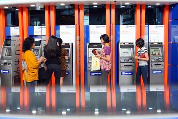 Nasabah melakukan transaksi perbankan melalui anjungan tunai manditi PT Bank Rakyat Indonesia Tbk (BRI) di Jakarta. - JIBI/Dedi Gunawan