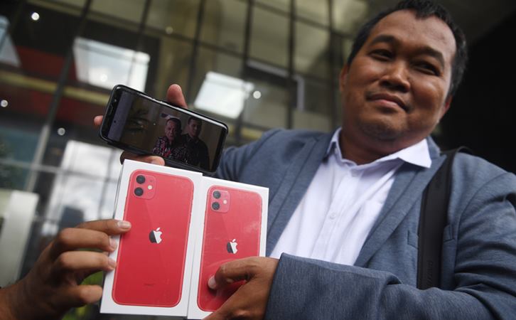 Koordinator Masyarakat Anti Korupsi Indonesia (MAKI) Boyamin Saiman menunjukkan dua buah Iphone 11 untuk pemberi informasi keberadaan DPO KPK Harun Masiku dan Nurhadi di Gedung KPK, Jumat (21/2/2020). - ANTARA / Akbar Nugroho Gumay