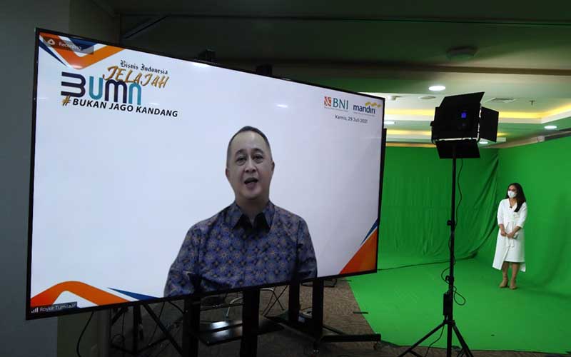Tampilan layar menampilkan Direktur Utama PT Bank Negara Indonesia (Persero) Tbk. Royke Tumilaar memberikan sambutan saat Pelepasan Jelajah BUMN 2021 BUKANJAGOKANDANG di Jakarta, Kamis (29/7/2021). Bisnis - Eusebio Chrysnamurti