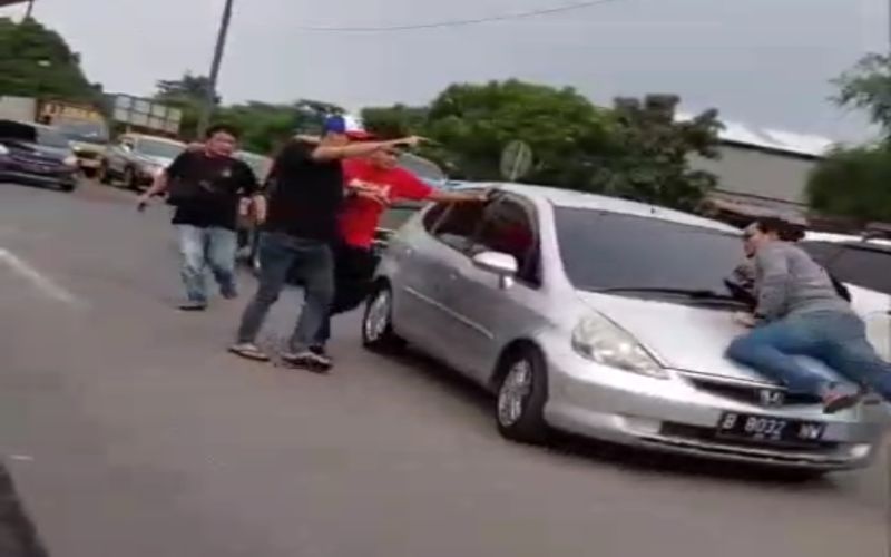 Aksi polisi saat menghentikan kendaraan terduga perampok di Tol Pasir Koja, Bandung, Selasa (26/4/2022). - Istimewa