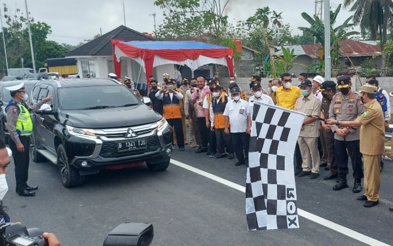 Gubernur Riau Syamsuar (kanan) melepas kendaraan yang melewati jalan tol Pekanbaru-Bangkinang, Selasa (26/4/2022). Selama mudik Lebaran 2022 pemerintah membuka tol Pekanbaru-Bangkinang secara fungsional sampai 10 Mei 2022.  - Bisnis/Arif Gunawan