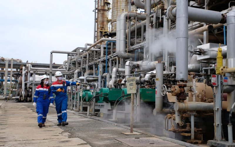 Karyawan PT Kilang Pertamina Plaju meninjau proses produksi BBM di Kilang Plaju.  - Istimewa