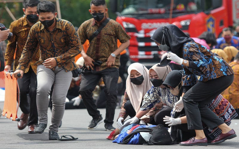 Petugas mengevakuasi korban saat simulasi penanganan bencana gempa di Balai Kota Surabaya, Jawa Timur, Selasa (26/4/2022). Simulasi tersebut digelar dalam rangka memperingati Hari Kesiapsiagaan Bencana. - Antara/Didik Suhartono.