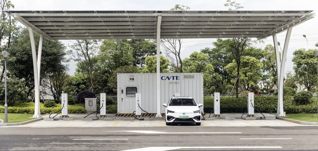 Sebuah purwarupa mobil listrik mengisi daya di bawah panel surya di dekat kantor pusat Contemporary Amperex Technology Co. (CATL) di Ningde, Fujian, China, Rabu (3/6/2020). - Bloomberg/Qilai Shen