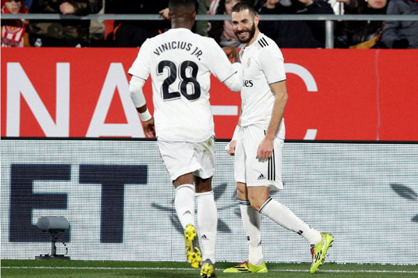 Dua penyerang Real Madrid, Vinicius Junior (kiri) dan Karim Benzema. - Reuters/Albert Gea
