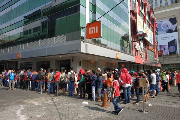 Pelanggan mengantre di depan Authorized Mi Store di Roxy Mas, Jakarta pada Minggu (13/5/208). Xiaomi meresmikan pembukaan enam Authorized Mi Store terbaru di Indonesia - Xiaomi