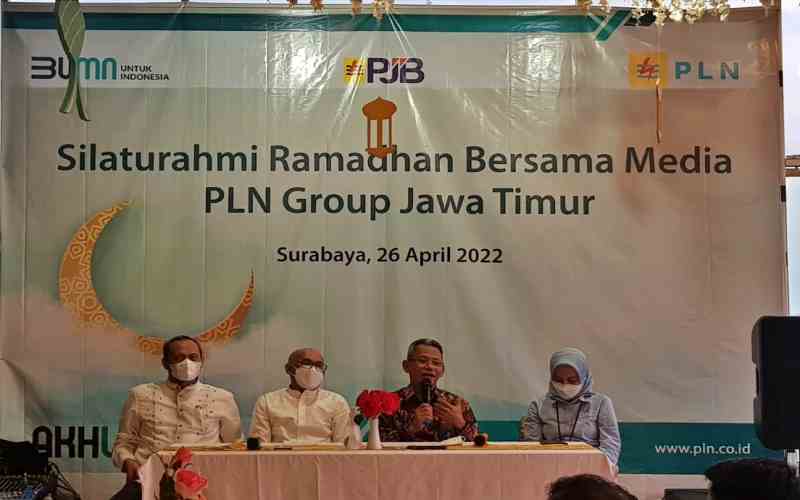General Manager PLN UID Jatim, Lasiran (kedua kanan) bersama jajaran PLN Group saat acara Silaturahmi Ramadhan di Surabaya, Selasa (26/4 - 2022). Bisnis / Peni Widarti