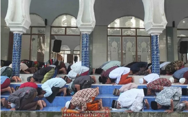 Warga melaksanakan salat Idulfitri 1442 Hijriah di masjid yang berada di Pesantren Salafiyah Syafi'iyah di Desa Suger Kidul, Kecamatan Jelbuk, Kabupaten Jember, Rabu (12/5/2021). - Antara\r\n\r\n