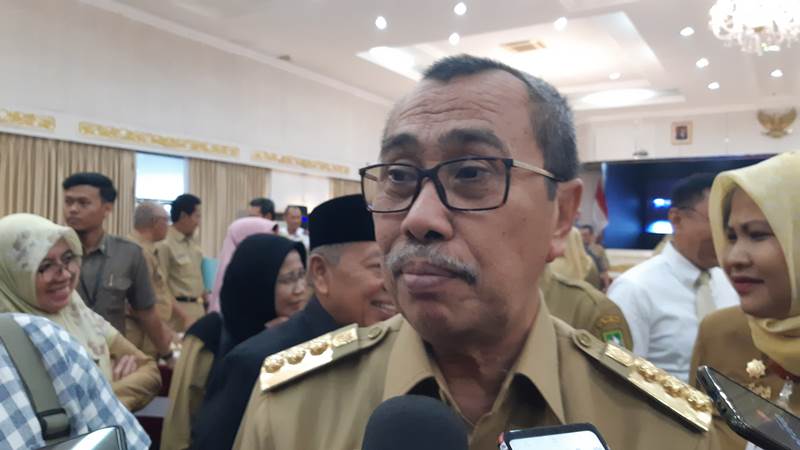Gubernur Riau Syamsuar saat menjawab pertanyaan wartawan - Bisnis/Dwi Nicken Tari