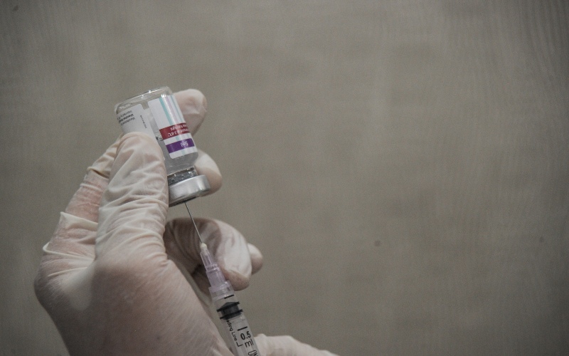 Seorang tenaga kesehatan menyiapkan vaksin Astra Zeneca saat vaksinasi booster di UPT Puskesmas Cibiru, Bandung, Jawa Barat, Rabu (6/4/2022). Vaksinasi booster di Kota Bandung telah mencapai 21 persen dan ditargetkan menyentuh angka 30 persen pada April 2022. - Antara