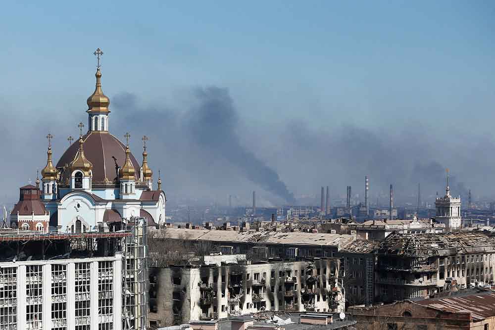 Asap mengepul dari lokasi kebakaran selama konflik Ukraina-Rusia di kota pelabuhan selatan Mariupol, Ukraina, Kamis (7/4/2022). REUTERS - Alexander Ermochenko