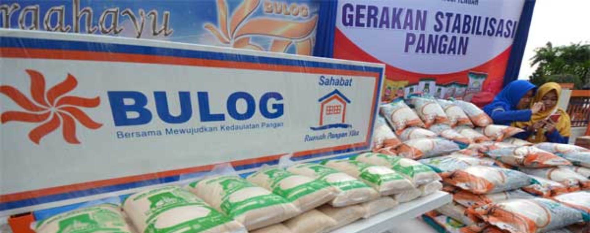 Petugas menjaga aneka produk pangan yang dijual usai peluncuran Gerakan Stabilisasi Pangan oleh Bulog, di Palu, Sulawesi Tengah, Rabu (17/5). - Antara/Basri Marzuki