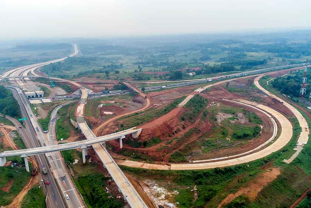 Foto udara proyek pembangunan Jalan Tol Jakarta - Cikampek II Selatan Seksi 3 di Purwakarta, Jawa Barat, Minggu (24/4/2022). ANTARA FOTO - M Ibnu Chazar