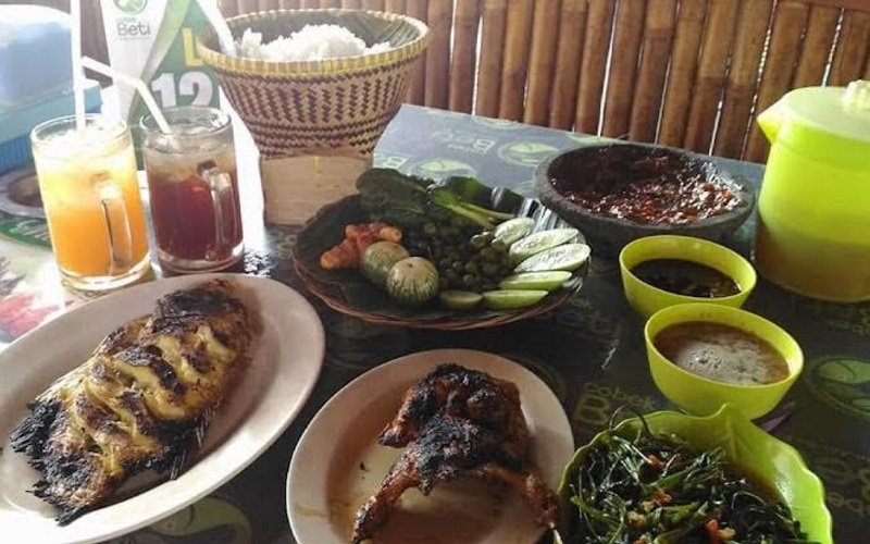 Manuk londo, pangan khas Kota Banjar ini menjadi menu pavorit di Rumah Makan Cobek Beti.