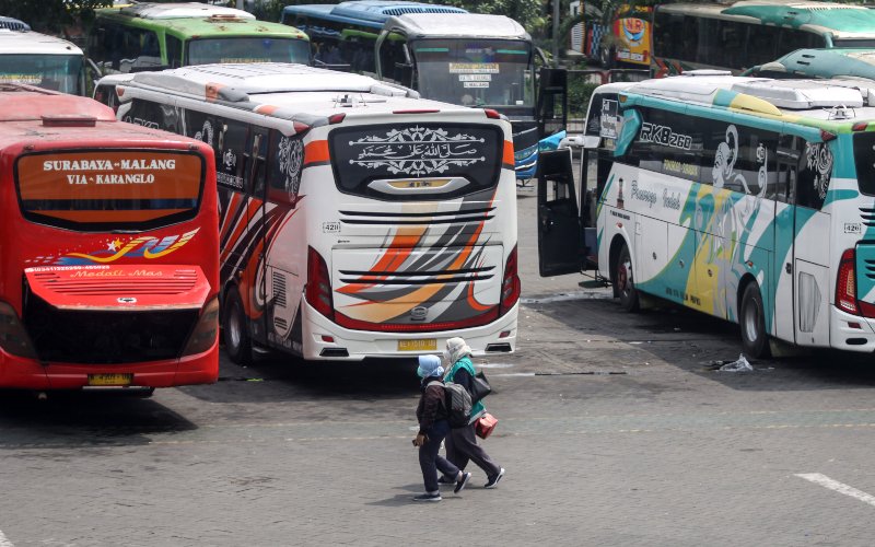 Calon penumpang membawa barang bawaannya di Terminal Bungurasih, Sidoarjo, Jawa Timur, Selasa (26/4/2022). Puncak arus mudik lebaran diperkirakan terjadi pada Sabtu (30/4) hingga Minggu (1/5) mendatang. - Antara