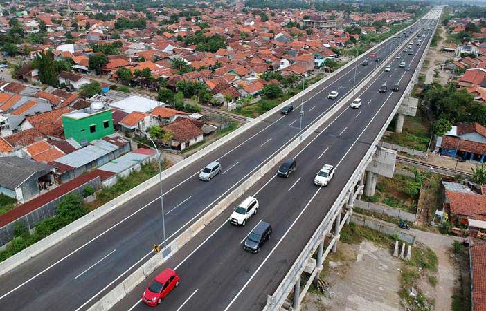 Foto udara jalan tol Pejagan-Pemalang di Adiwerna, Kabupaten Tegal, Jawa Tengah, Senin (3/6/2019). - ANTARA/Oky Lukmansyah