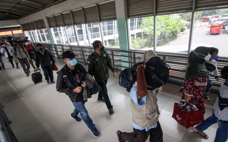 Calon penumpang membawa barang bawaannya di Terminal Bungurasih, Sidoarjo, Jawa Timur, Selasa (26/4/2022). Puncak arus mudik lebaran diperkirakan terjadi pada Sabtu (30/4) hingga Minggu (1/5) mendatang - Antara