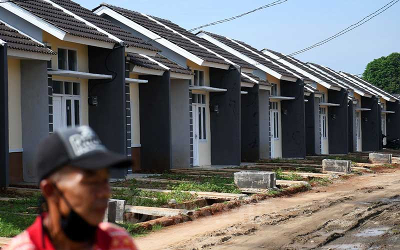 Warga melintas di proyek pembangunan rumah bersubsidi di Klapanunggal, Kabupaten Bogor, Rabu (27/5/2020). Bisnis - Abdurachman