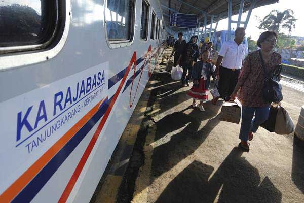 Pemudik kereta api Rajabasa tujuan Bandar Lampung-Palembang tiba di Stasiun Kertapati, Palembang, Sumatra Selatan, Kamis (29/6). - ANTARA /Nova Wahyudi