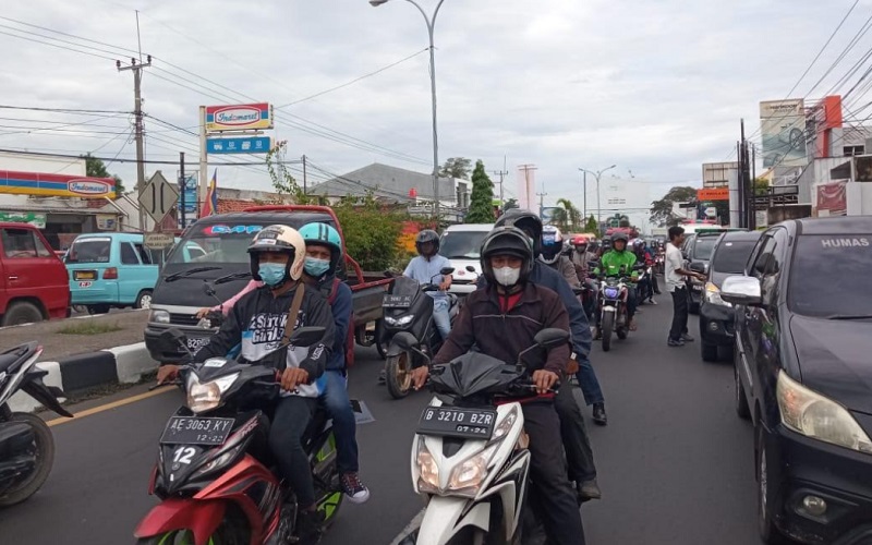 Ruas jalur pantura di Jalan Otto Iskandardinata, Kecamatan Plered, Kabupaten Cirebon, Jawa Barat, terpantau padat pada arus mudik H-4 lebaran, Kamis (28/4 - 2022).