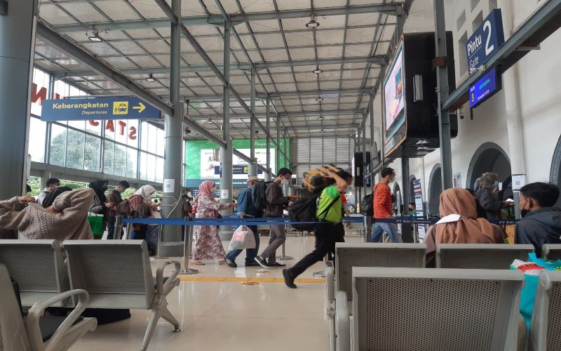 Seorang porter sedang membawa tas dan barang milik penumpang di Stasiun Pasar Senen, Kamis (28/4/2022). - Pernita Hestin Untari