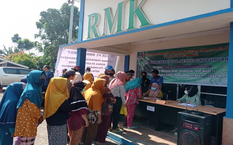 Sejumlah warga Kelurahan Keramasan, Kecamatan Kertapati, Kota Palembang, mengantre sembako yang disalurkan PT RMK Energy.  - Bisnis/Dinda Wulandari
