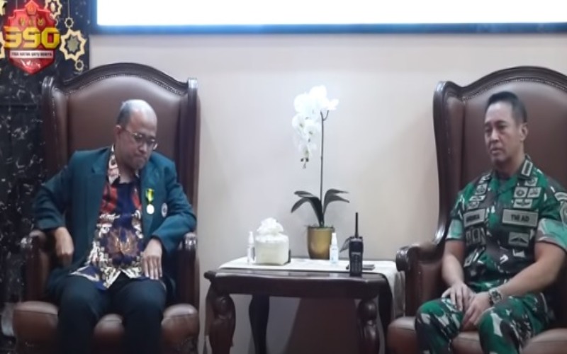 Tangkapan layar - Ketua Umum PB IDI dr Adib Khumaidi SpOT bertemu dengan Panglima TNI Jenderal Andika Perkasa. JIBI - Bisnis/Nancy Junita @andikaperkasa
