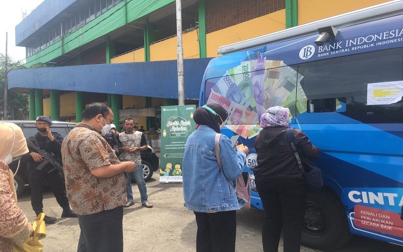 Masyarakat menunggu giliran untuk menukar uang baru di kas keliling Bank Indonesia di Pasar Pramuka, Jakarta Timur, Kamis (28/4/2022). JIBI - Bisnis/Ni Luh Anggela