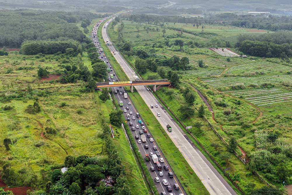 Foto udara sejumlah kendaraan antre melintasi Gerbang Tol Cikampek Utama, Kabupaten Purwakarta, Jawa Barat, Kamis (28/4/2022). ANTARA FOTO - M Risyal Hidayat