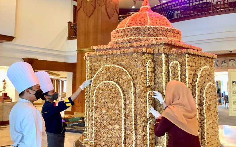 Menyambut bulan suci Ramadan dan Idulfitri, The Sunan Hotel Solo menghadirkan kreasi miniatur masjid dengan bahan baku dari kue Kembang Goyang.  - Dok. Istimewa
