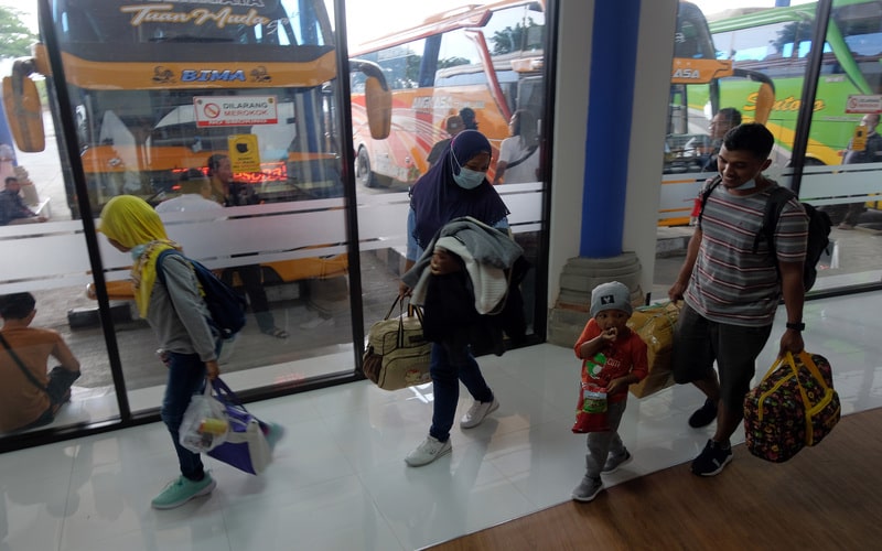 Pemudik bersiap-siap memasuki bus angkutan kota antar provinsi (AKAP) saat arus mudik Idul Fitri 1443 Hijriah di Terminal Tipe A Mengwi, Badung, Bali, Rabu (27/4/2022). Pengelola terminal mempersiapkan 127 unit armada bus untuk membantu memperlancar perjalanan pemudik ke Pulau Jawa pada arus mudik Idul Fitri 1443 Hijriah serta mengantisipasi terjadinya lonjakan penumpang pada 28-29 April 2022. - Antara/Nyoman Hendra Wibowo.