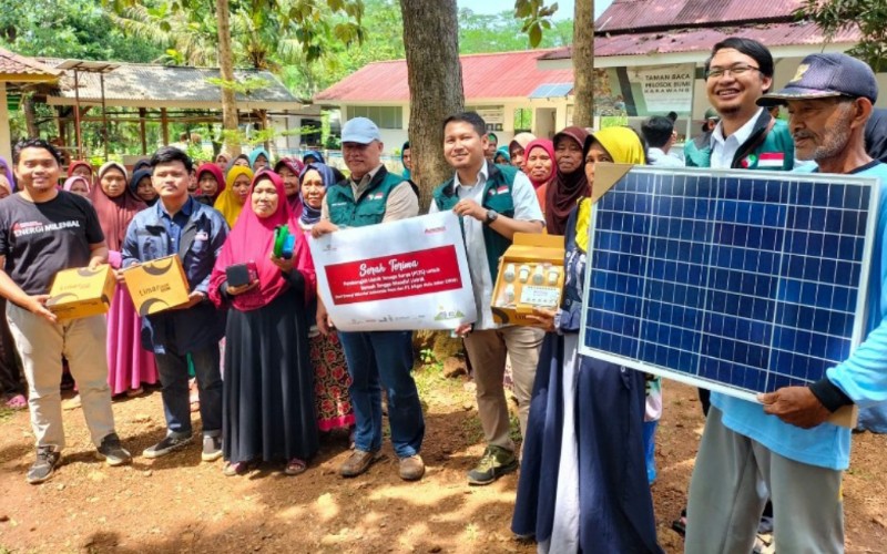 EMIR memasang Pembangkit Listrik Tenaga Surya (PLTS) untuk 25 rumah di Dusun Cilele, Desa Wanajaya, Kecamatan Teluk Jambe Barat, Karawang.